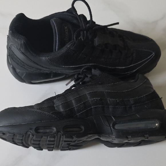 Nike Black Air Max 95 Sneakers - Picture 6 of 10